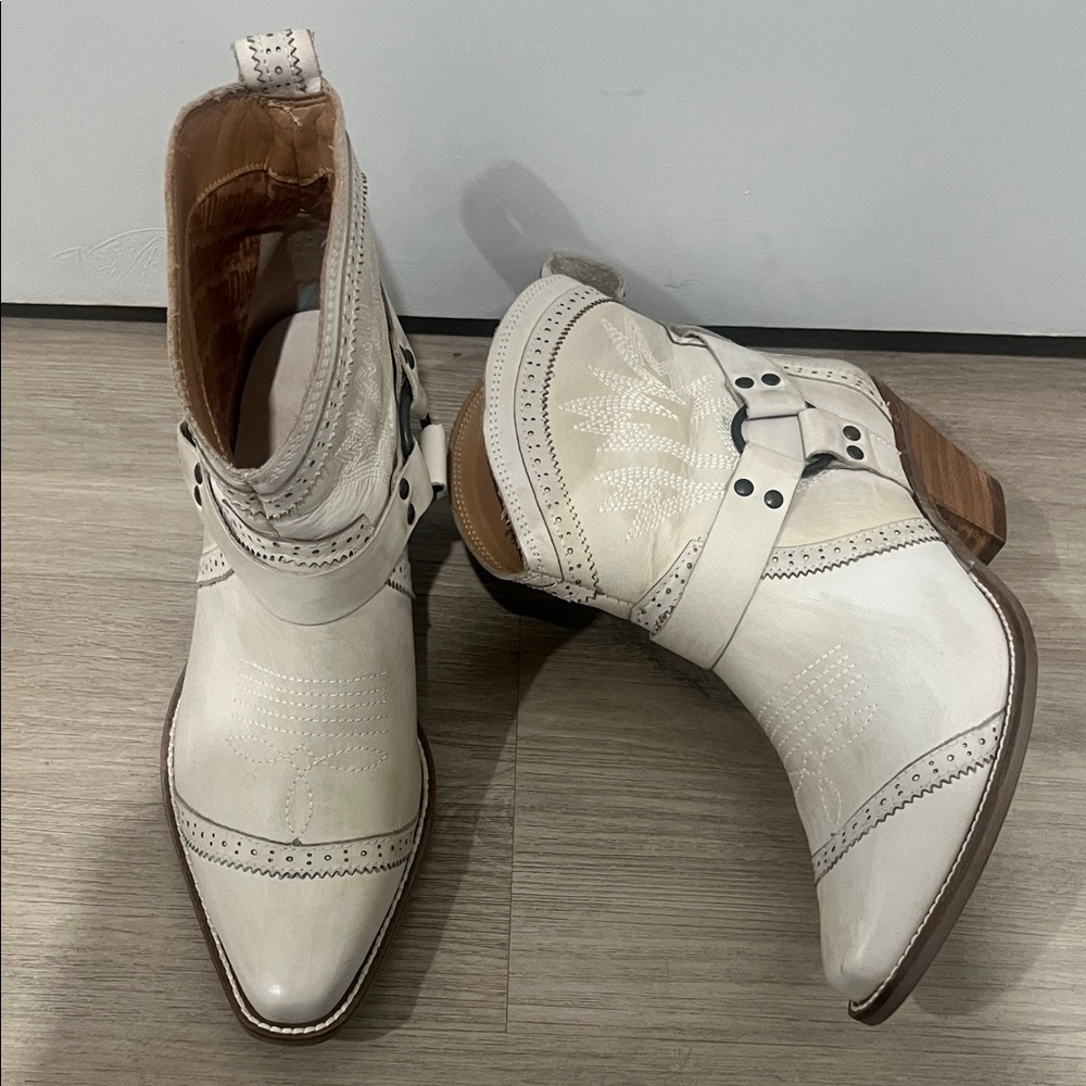 Dingo Cream Leather Cowboy Boots, Women's Size 9‎
